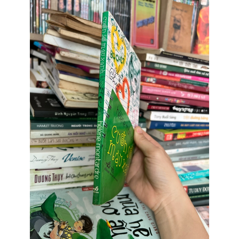 Cuốn sổ màu xanh Helene Montardre 500297
