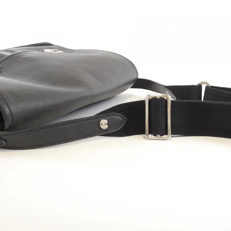 Túi đeo vai Louis Vuitton Taiga Alexei M32472 612191