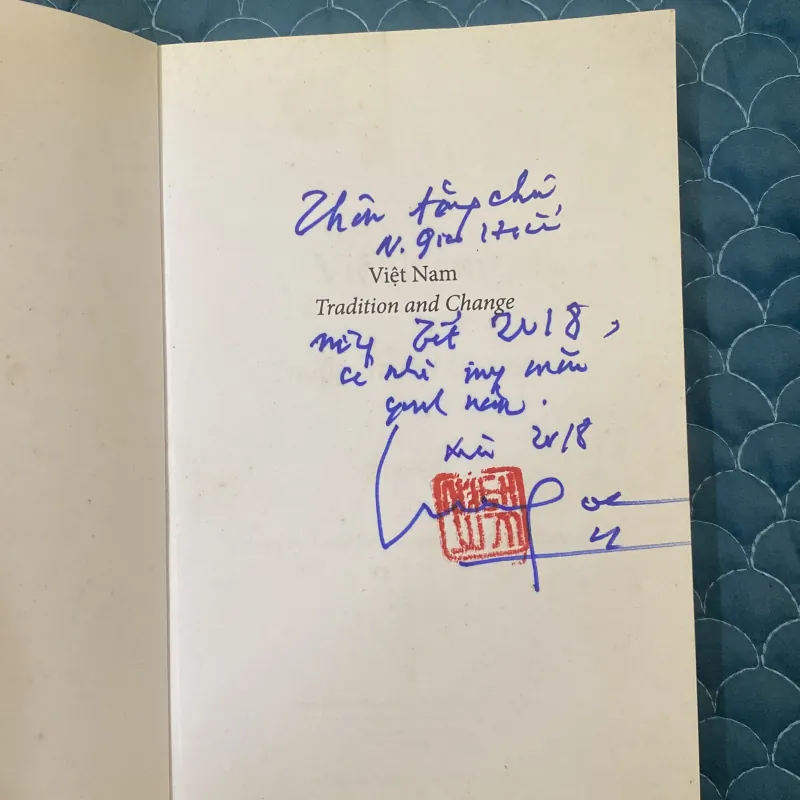 Viet Nam TRADITION AND CHANGE-Hữu Ngọc- có ký triện tác giả 401608