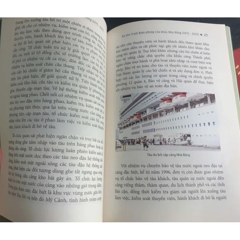 Sách Kỹ yếu Trạm Biên phòng cửa khẩu nhà rồng 1975 - 2017 641233