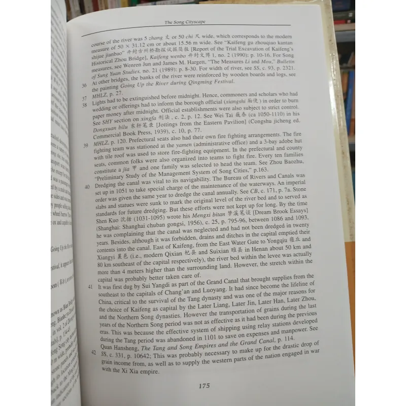 CITIES OF ARISTOCRATS AND BUREAUCRATS: THE DEVELOPMENT OF MEDIEVAL CHINESE CITYSCAPES 751661