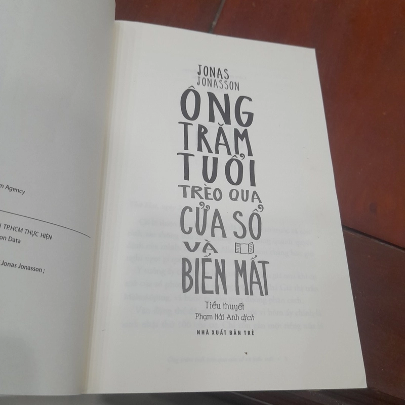 Jonas Jonasson - ÔNG TRĂM TUỔI trèo qua CỬA SỔ và BIẾN MẤT 452239