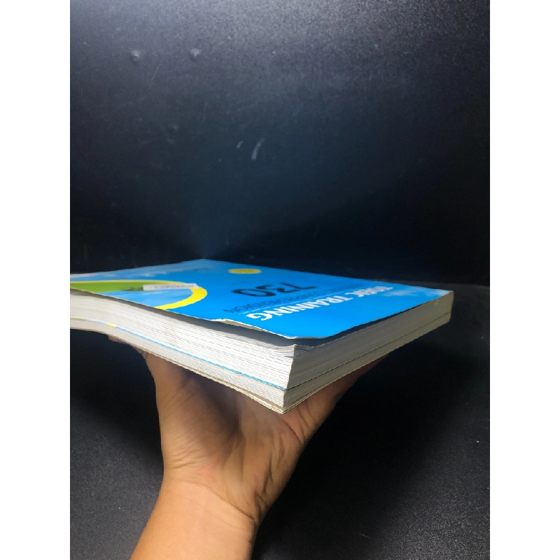 [59K/kg] Toeic training listening comprehension 730 năm 2011 mới 80% bẩn HCM2811 436993