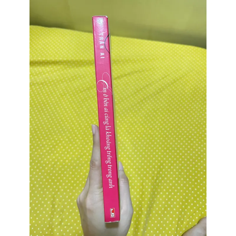 Em ở bên ai cũng là khoảng trống trong anh 927897