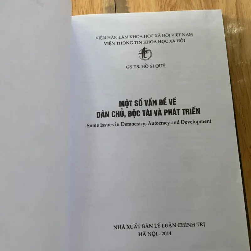 Một số vấn đề về dân chủ độc tài và phát triển  1022796