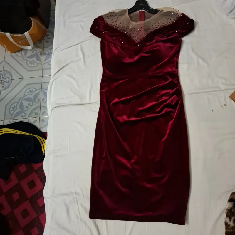 Đầm nhung màu đỏ đô đính đá sang trọng còn mới 98% size M (46-52kg)( 749153