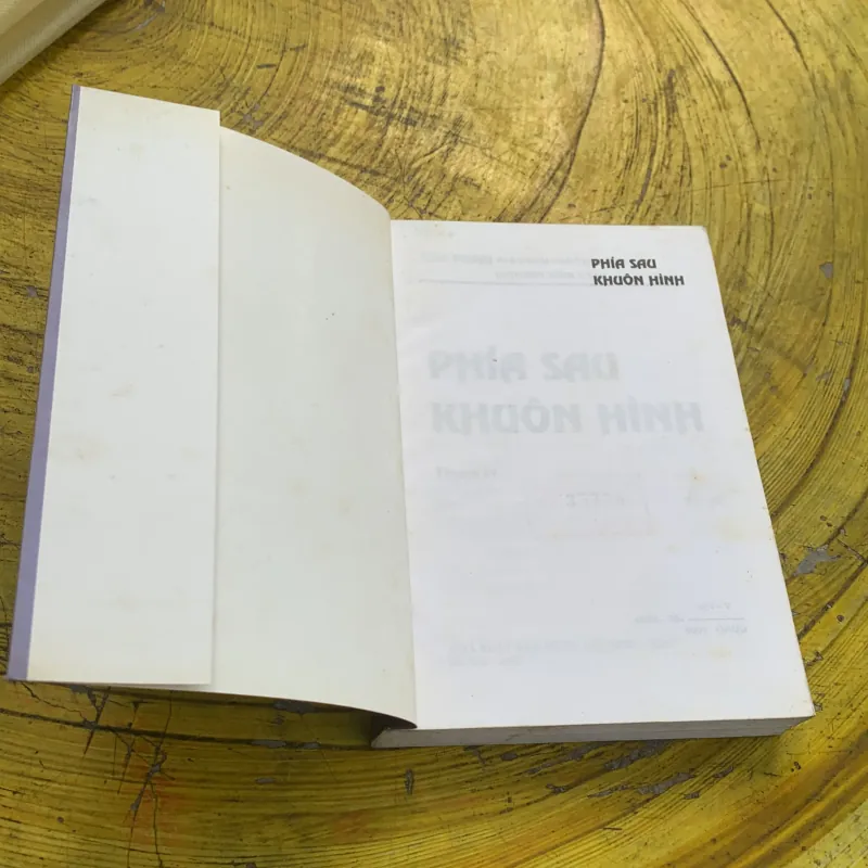 PHÍA SAU MỘT KHUÔN HÌNH - CHI PHAN  748656