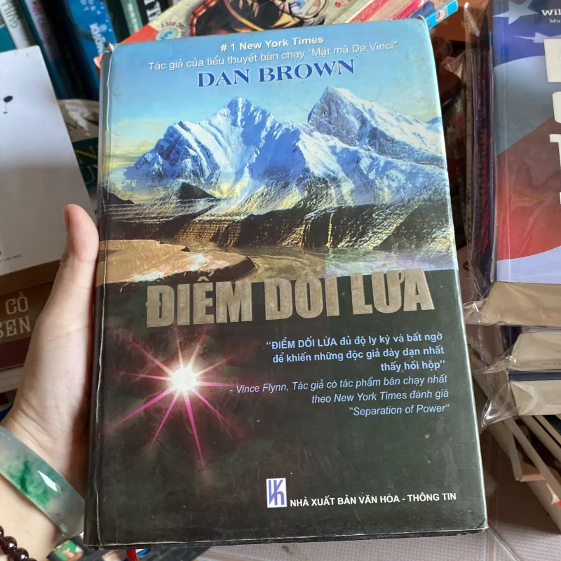 Điểm dối lừa" (tên gốc: Deception Point) của tác giả Dan Brown 996410
