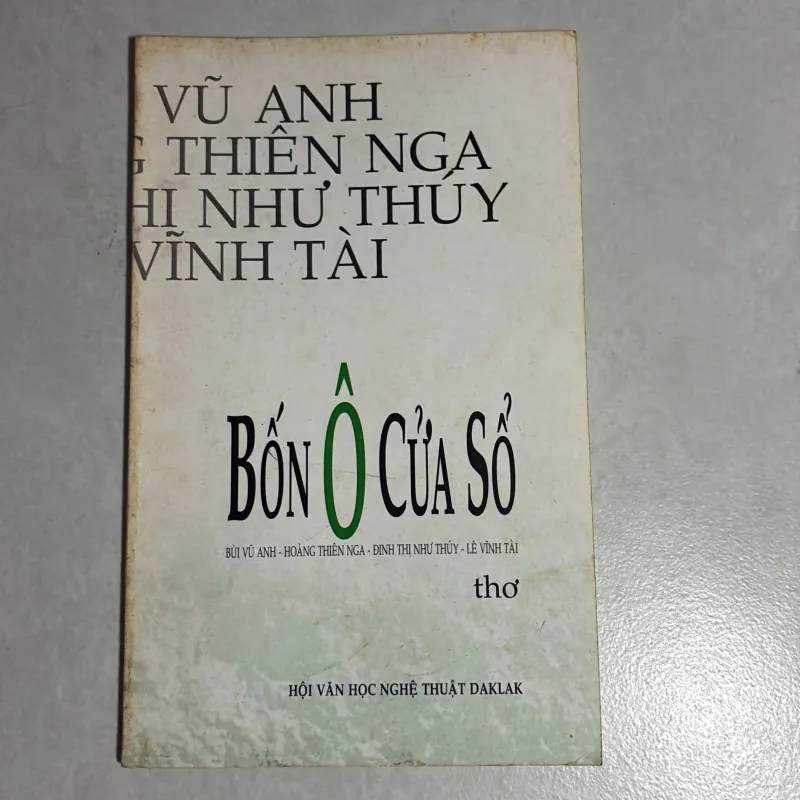 Bốn ô cửa sổ 777694
