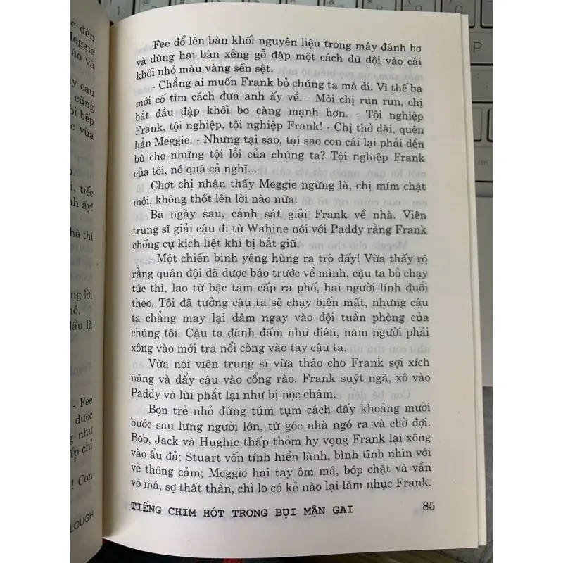 TIẾNG CHIM HÓT TRONG BỤI MẬN GAI - COLLEEN MCCULLOUGH 560385