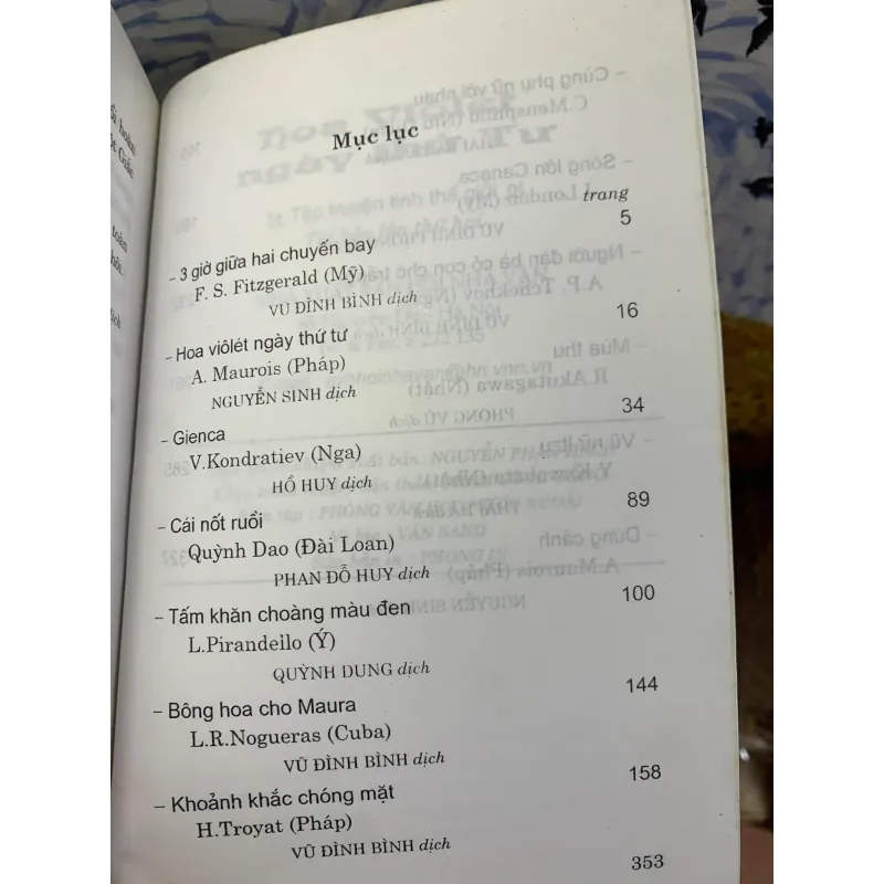 Hoa Violet Ngày Thứ Tư - Tập Truyện Tình Thế Giới 927314