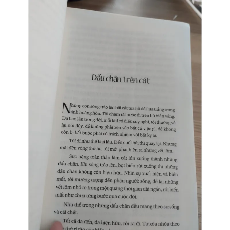 cuốn tiểu thuyết "Bàn tay nhỏ dưới mưa" của tác giả Trương Văn Dân.
 957425