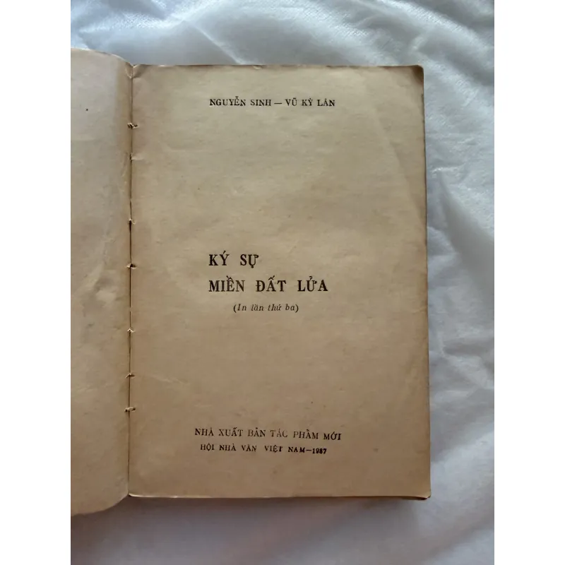 KÝ SỰ MIỀN ĐẤT LỬA 1046168