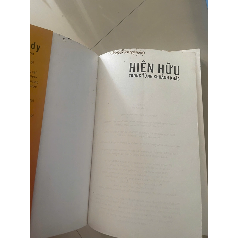 (Sách Cũ) Hiện hữu trong từng khoảnh khắc - Mới 70% (gạch chân, ẩm nhẹ, rìa bẩn) (Hoi) 42517