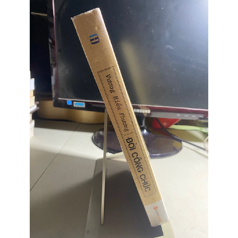 Đời Công Chức- Tác giả Vương Hiểu Phương- NXB Hồng Đức 2015- Sách lưu kho hình thức bìa phai màu, có sờn 447238