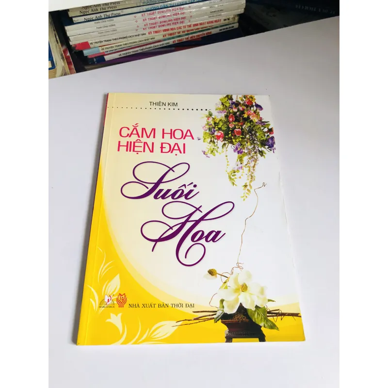 CẮM HOA HIỆN ĐẠI SUỐI HOA 601395