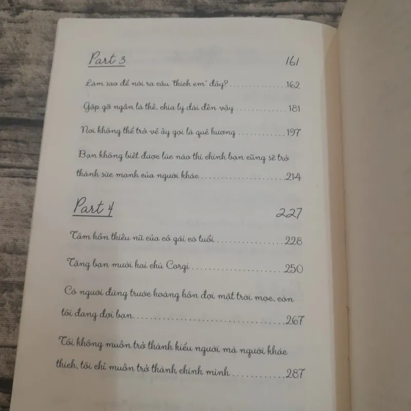 Tản văn-Hãy ngẩng đầu mà đi. Tác giả Lư Tư Hạo. 753968