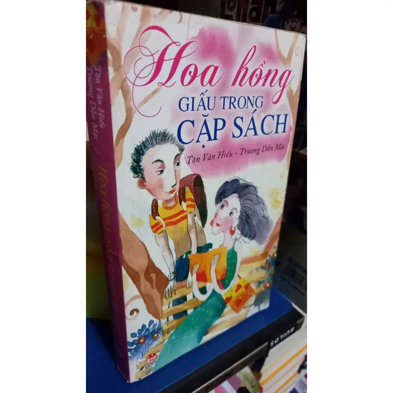 hoa hồng giấu trong cặp sách 783107