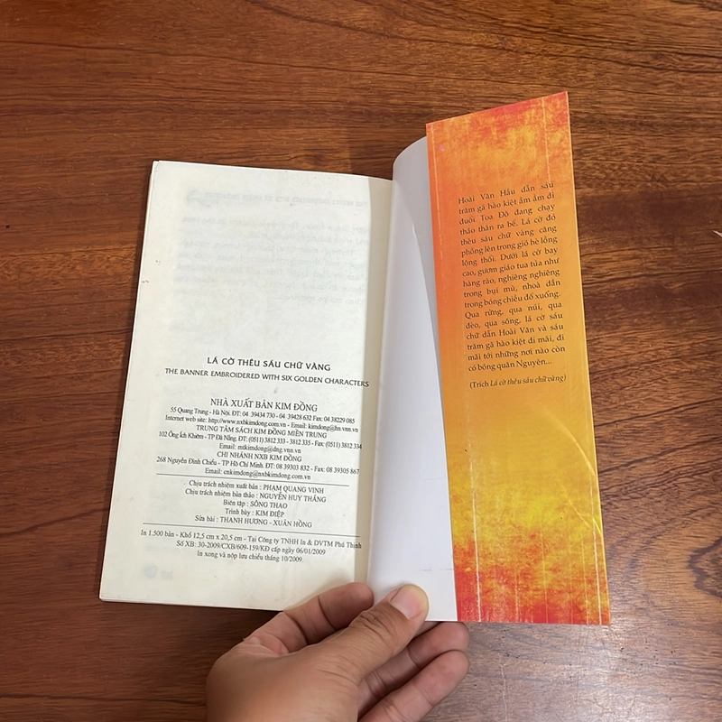 II Sách Lịch Sử: Lá Cờ Thêu Sáu Chữ Vàng (Song Ngữ Anh Việt) - Nguyễn Huy Tưởng - 2009 496191
