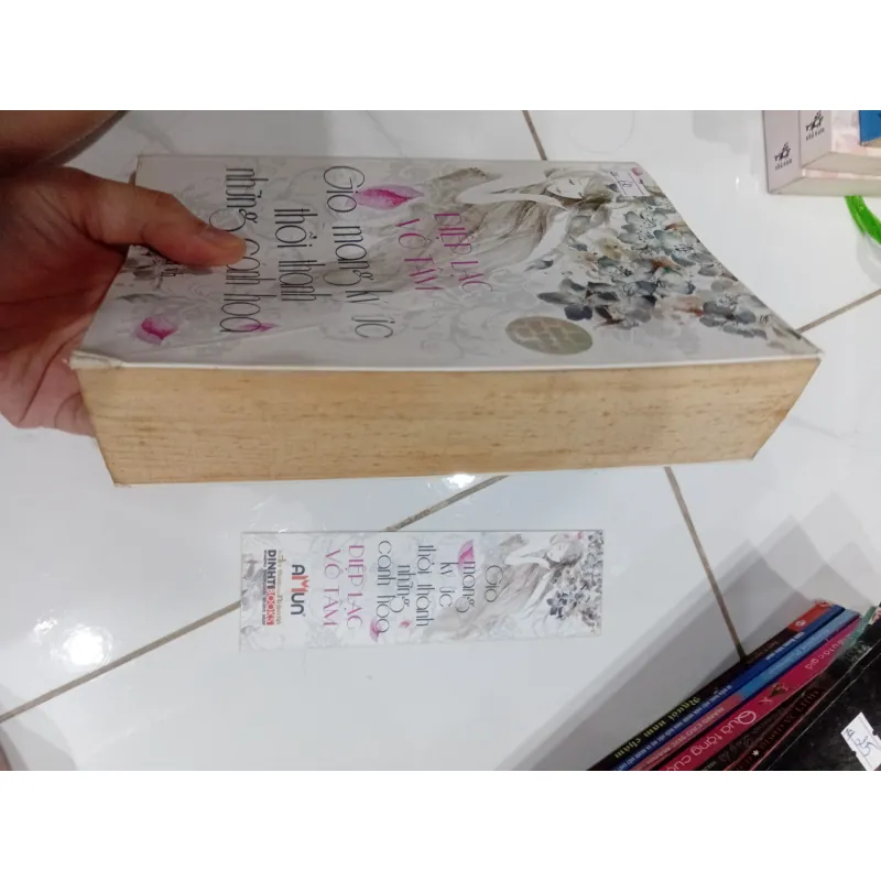 Sách Gió mang kí ức thổi thành những cánh hoa 1024841