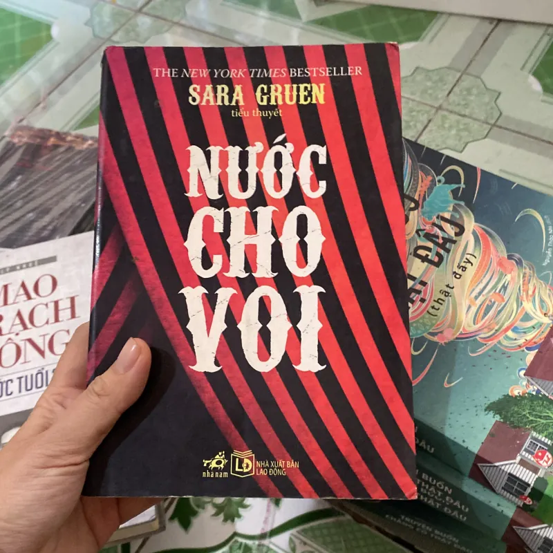 Nước Cho Voi" của tác giả Sara Gruen 994261