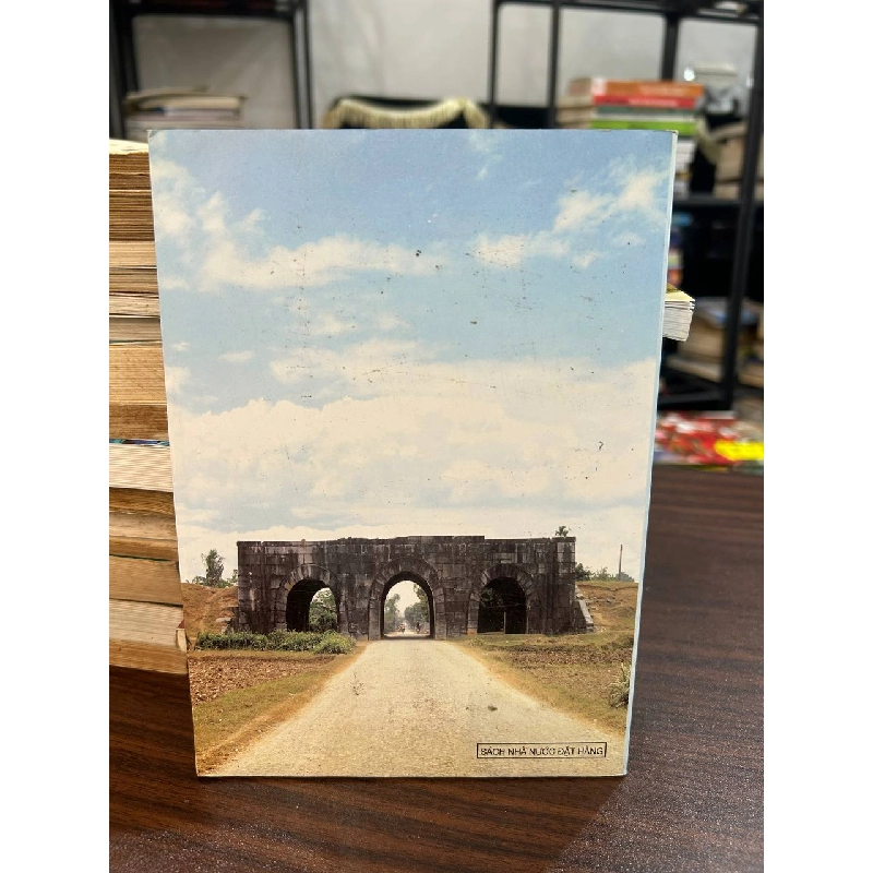 Thành Nhà Hồ: Di Tích Và Danh Thắng - Lê Khắc Tuế 936733