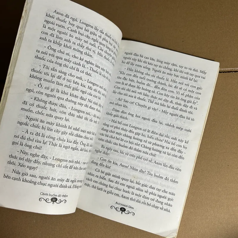 Cánh buồm đỏ thắm 733388