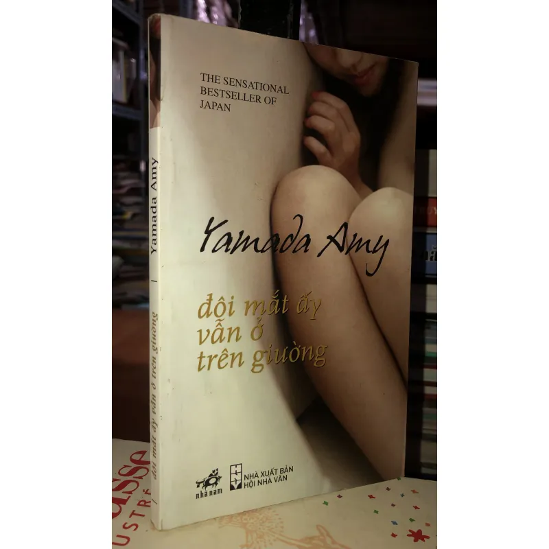 Đôi mắt ấy vẫn ở trên giường  752097