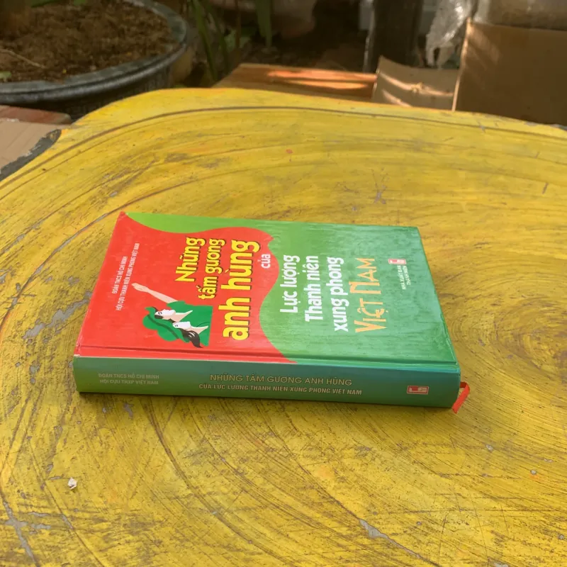 NHỮNG TẤM GƯƠNG ANH HÙNG CỦA LỰC LƯỢNG THANH NIÊN XUNG PHONG VIỆT NAM 780389