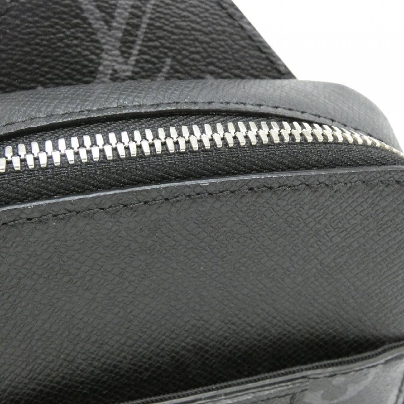 Túi đeo chéo ngoài trời Louis Vuitton Taiga Lama M30741 - Hàng hiệu Chính hãng 802799