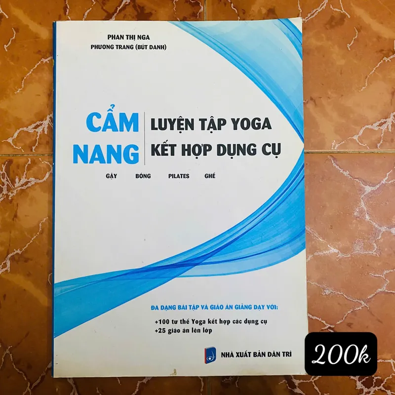 Cẩm nang Luyện tập Yoga kết hợp Dụng cụ -  Phan Thị Nga (bút danh Phương Trang)#HATRA 698081