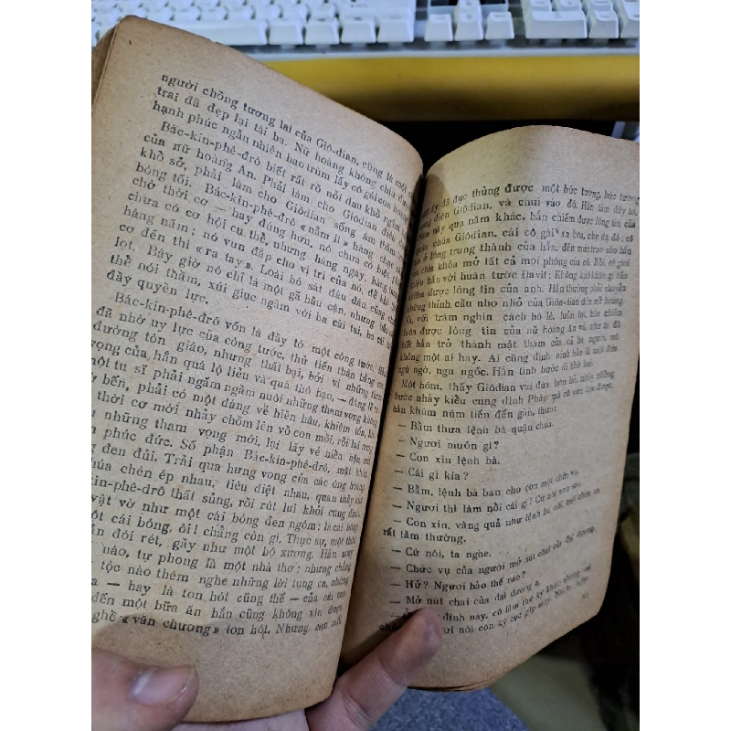 Người cười mới 70% ố rách gáy Vitor Hugo 1988 Văn học nước ngoài HCM1709 924506