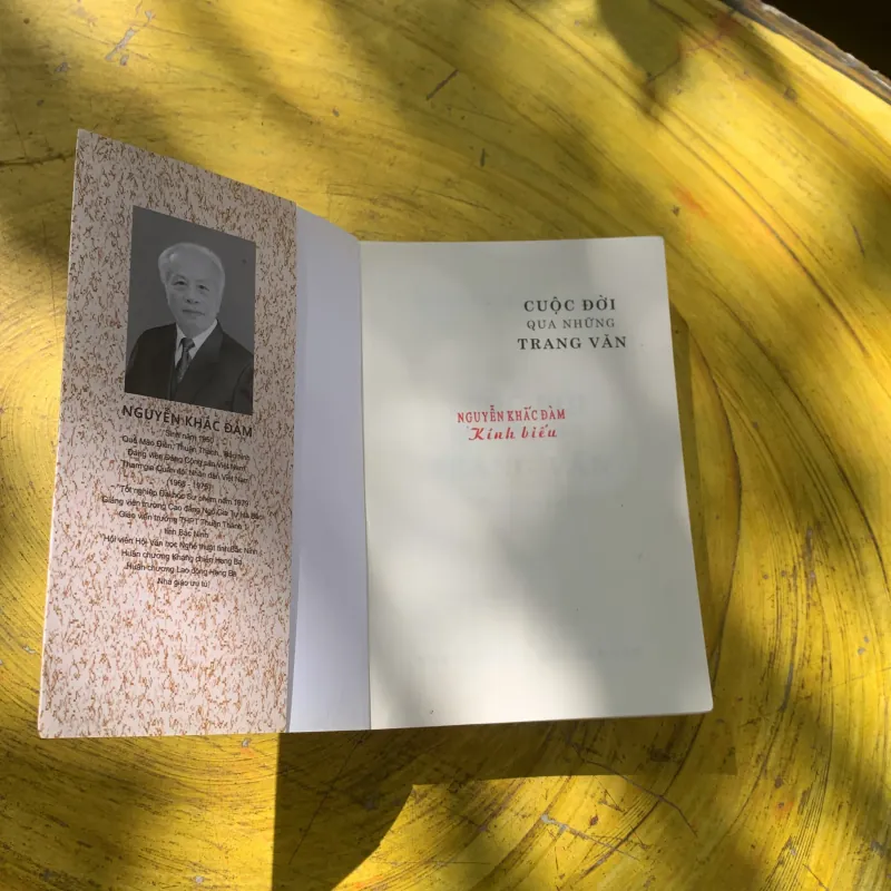 CUỘC ĐỜI QUA NHỮNG TRANG VĂN- lý luận phê bình- NGUYỄN KHẮC ĐÀM 784271
