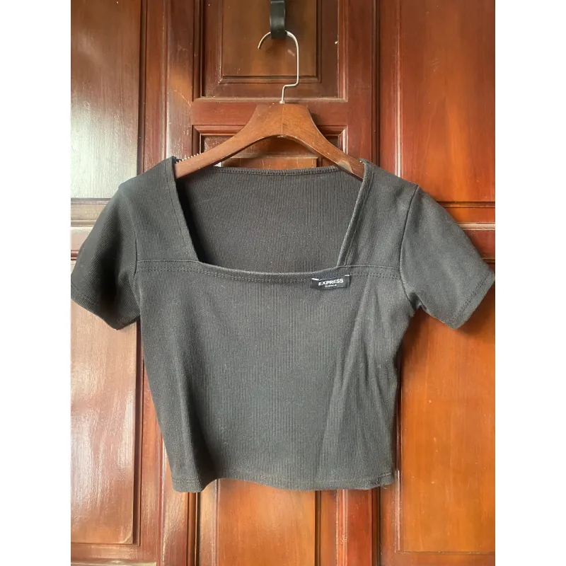TA. Áo croptop đen size M cổ vuông 1030085