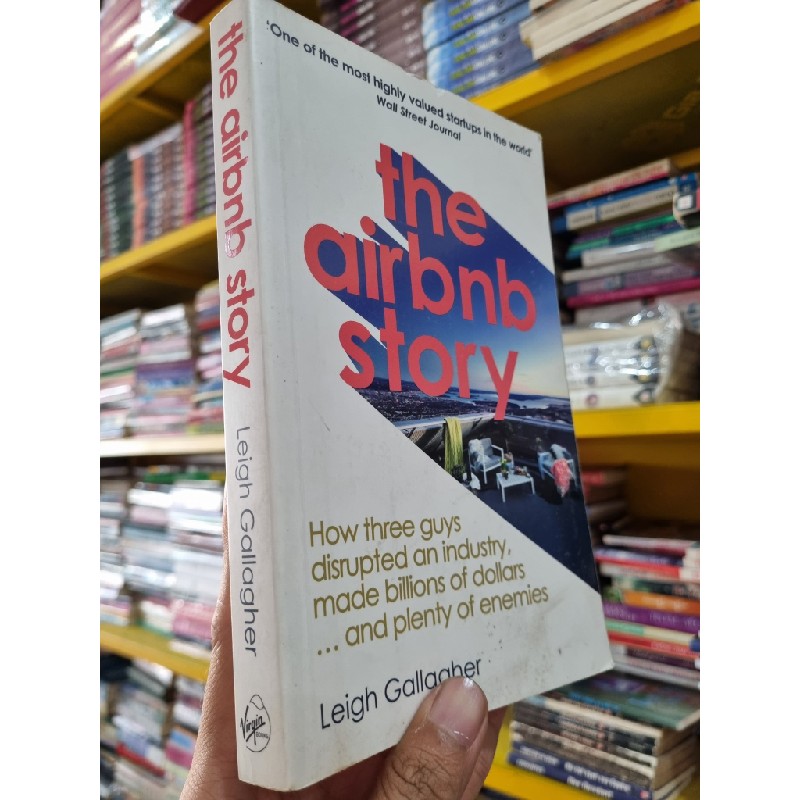 THE AIRBNB STORY : HOW THREE GUYS DISRUPTED AN INDUSTRY, MADE BILLIONS OF DOLLARS ... AND PLENTY OF ENEMIES - Leigh Gallagher 139781