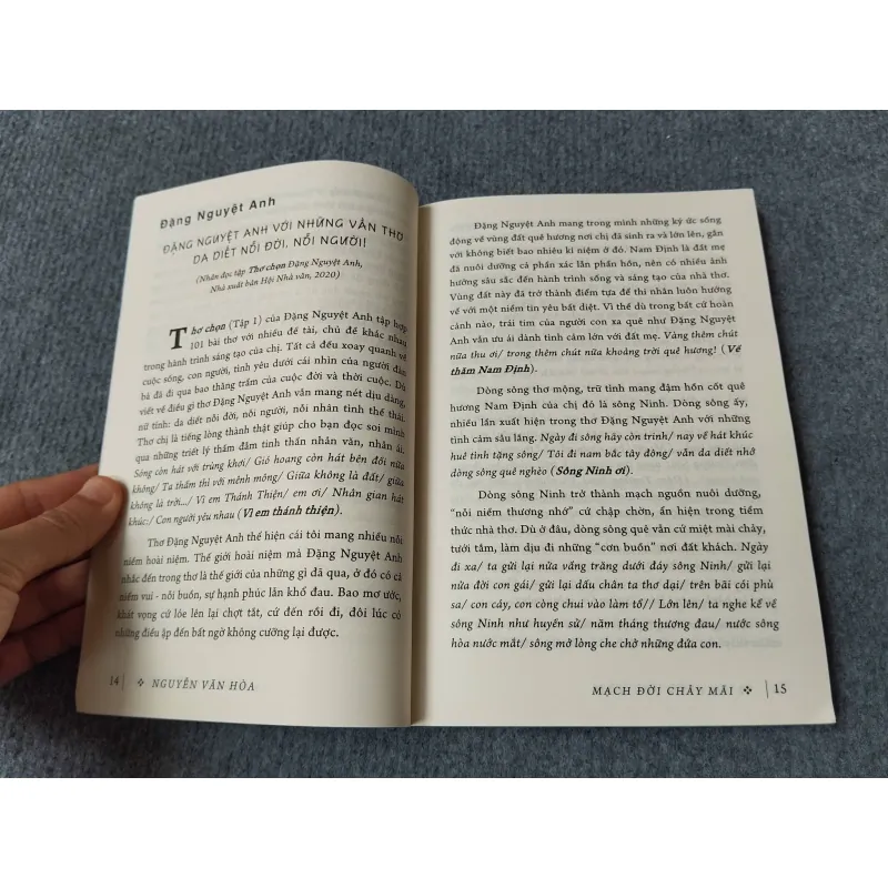 MẠCH ĐỜI CHẢY MÃI ( 36 KHÚC ĐÒ ĐƯA THƠ VÀ VĂN XUÔI) 729277