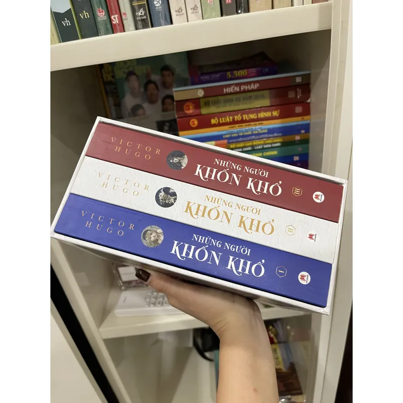 “Những người khốn khổ” (3 tập)- Victor Hugo (mới 99%) 690635