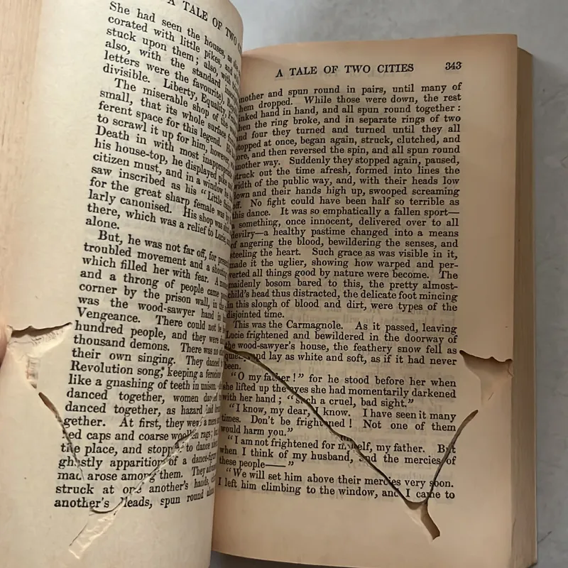 A Tale of Two Cities - Charles Dickens 577584