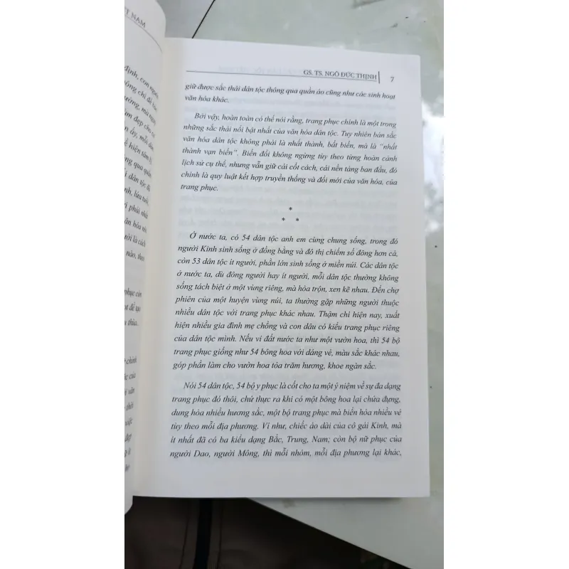 TRANG PHỤC CỔ TRUYỀN CÁC DÂN TỘC VIỆT NAM - NGÔ ĐỨC THỊNH 785006