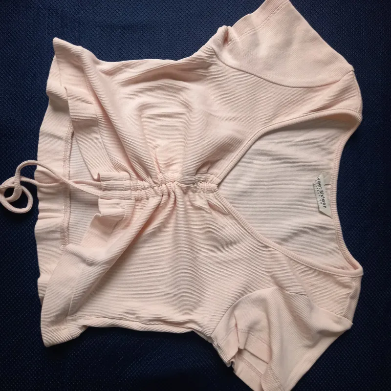 Áo phông dáng croptop size M, màu đỏ màu kem màu vàng sản phẩm đã Mặc Một Lần 1021188