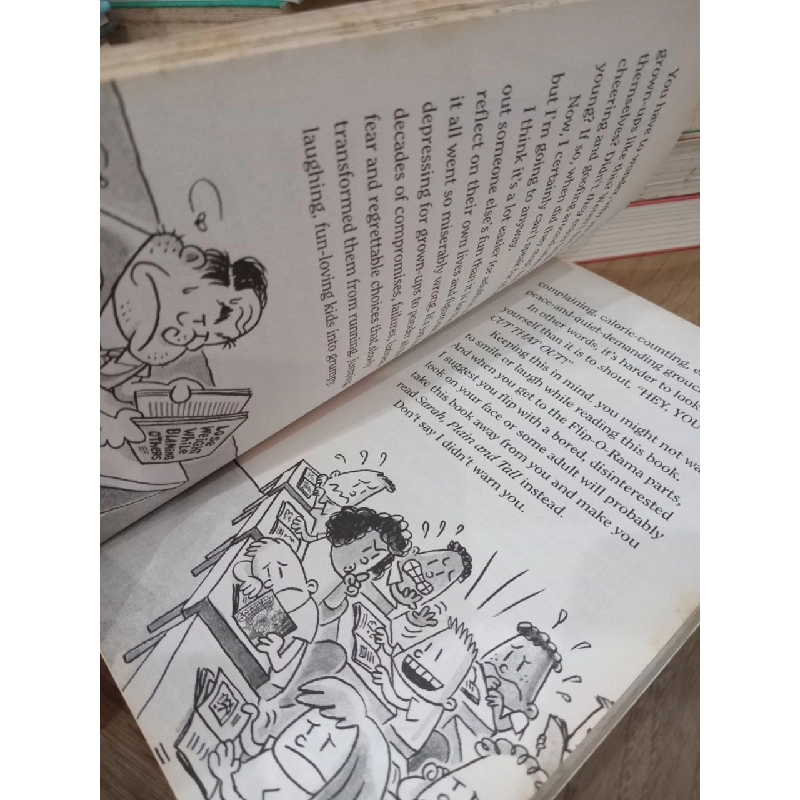 Captain Underpants and the Revolting Revenge of the Radioactive Robo-boxers - Dav Pilkey 704116