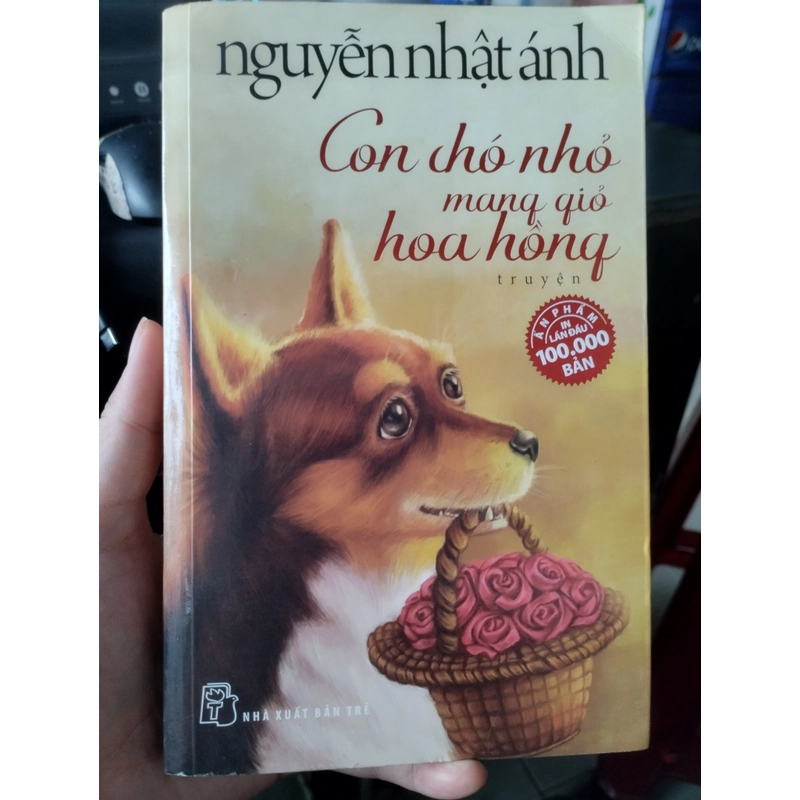Cuốn sách  "Con chó nhỏ mang giỏ hoa hồng" của tác giả Nguyễn Nhật Ánh. 546358