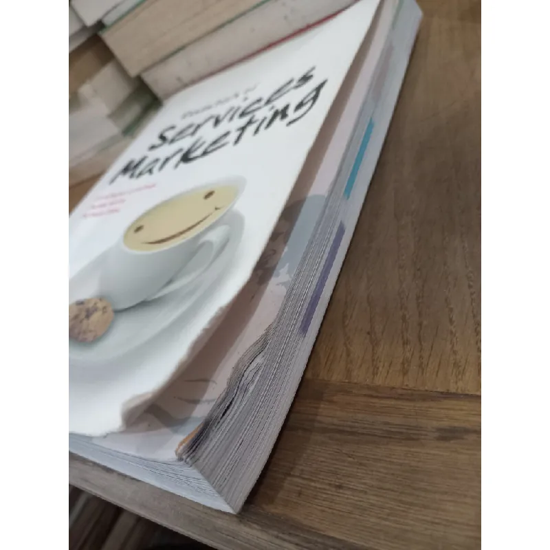 Essentials of Services Marketing - C. Lovelock, J. Wirtz, P. Chew 712226