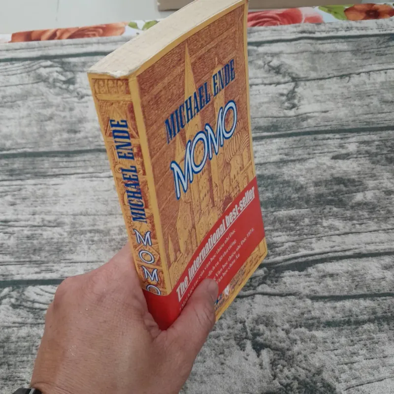 Tiểu thuyết MOMMO- Câu chuyện Cô bé giành lại thời gian. Tg Michael Ende 775925