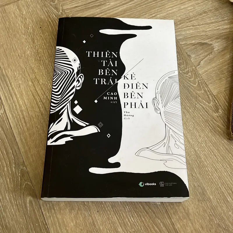 Thiên tài bên trái, kẻ điên bên phải - sách mới 99%  chính hãng 717643