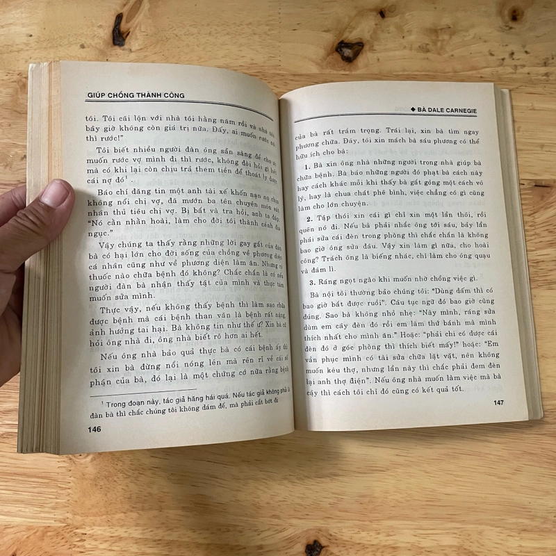 II Sách Kỹ Năng Sống: Giúp Chồng Thành Công - Bà Dale Carnegie - 1999 496006