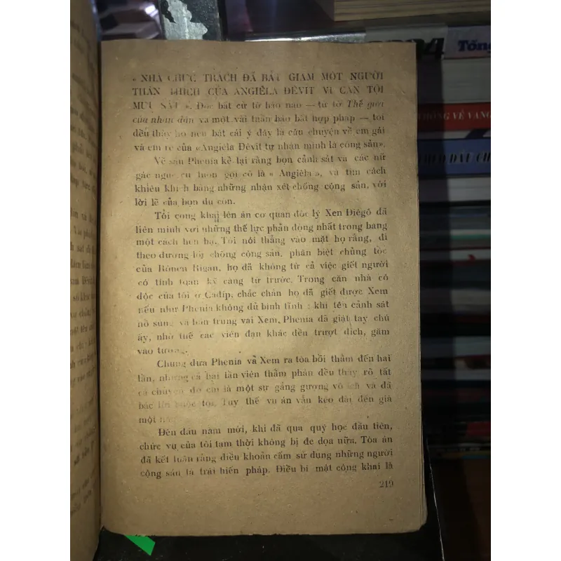 Vào cuộc - Angêla Đêvít  793190