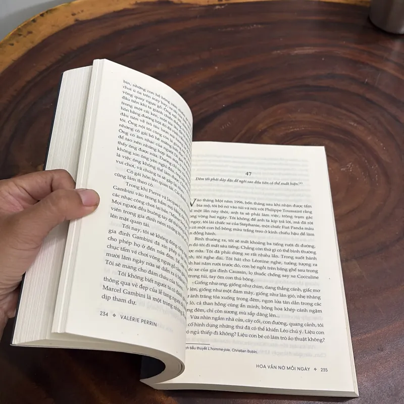 II Văn Học Nước Ngoài: Hoa Vẫn Nở Mỗi Ngày - VALÉRIE PERRIN - 2022 976232