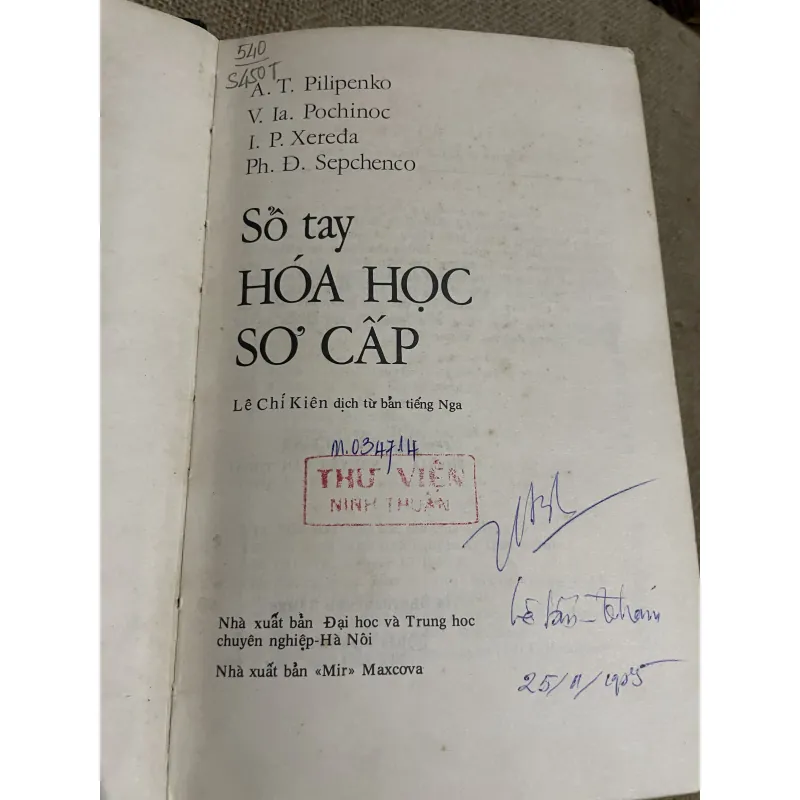 Sổ tay hóa học sơ cấp - sách in tại Nga , gần 800 trang  760379