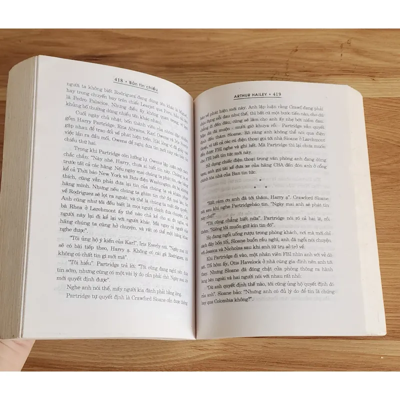 Tiểu thuyết Mỹ của nhà văn Arthur Hailey: BẢN TIN CHIỀU 716973